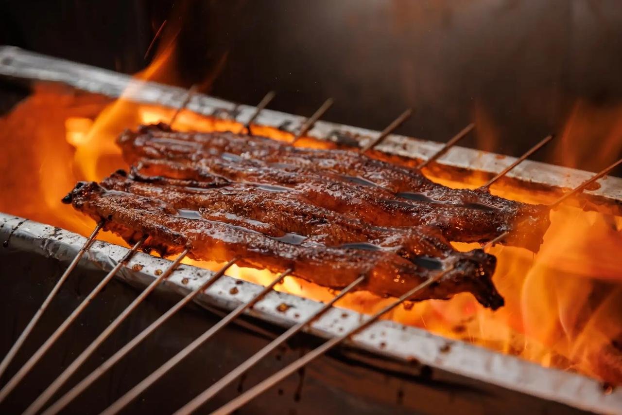 画像1: 職人仕込みの炭火焼き×朝捌きの生うなぎ