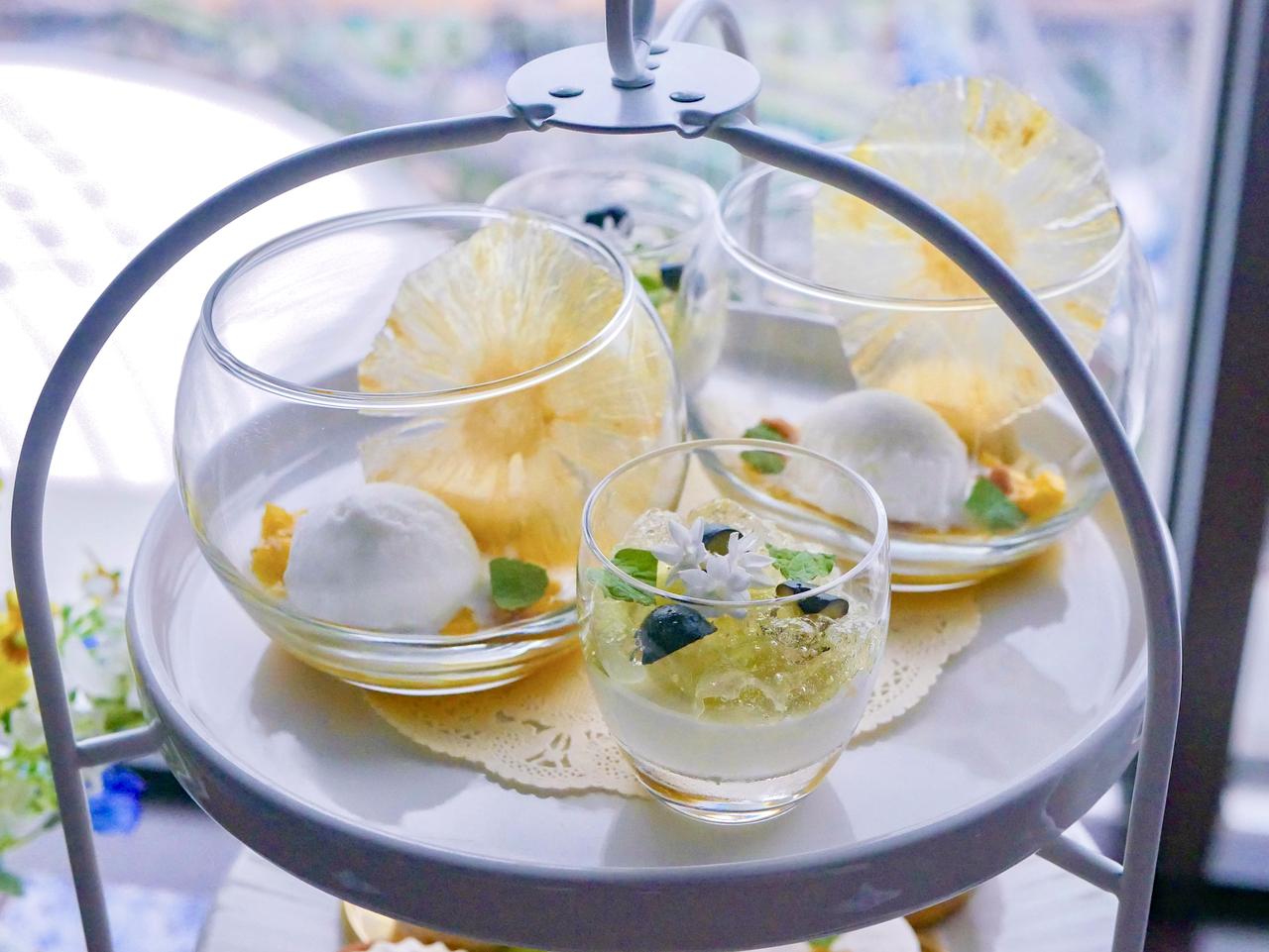 画像2: 花をモチーフにした華やかなスイーツスタンド