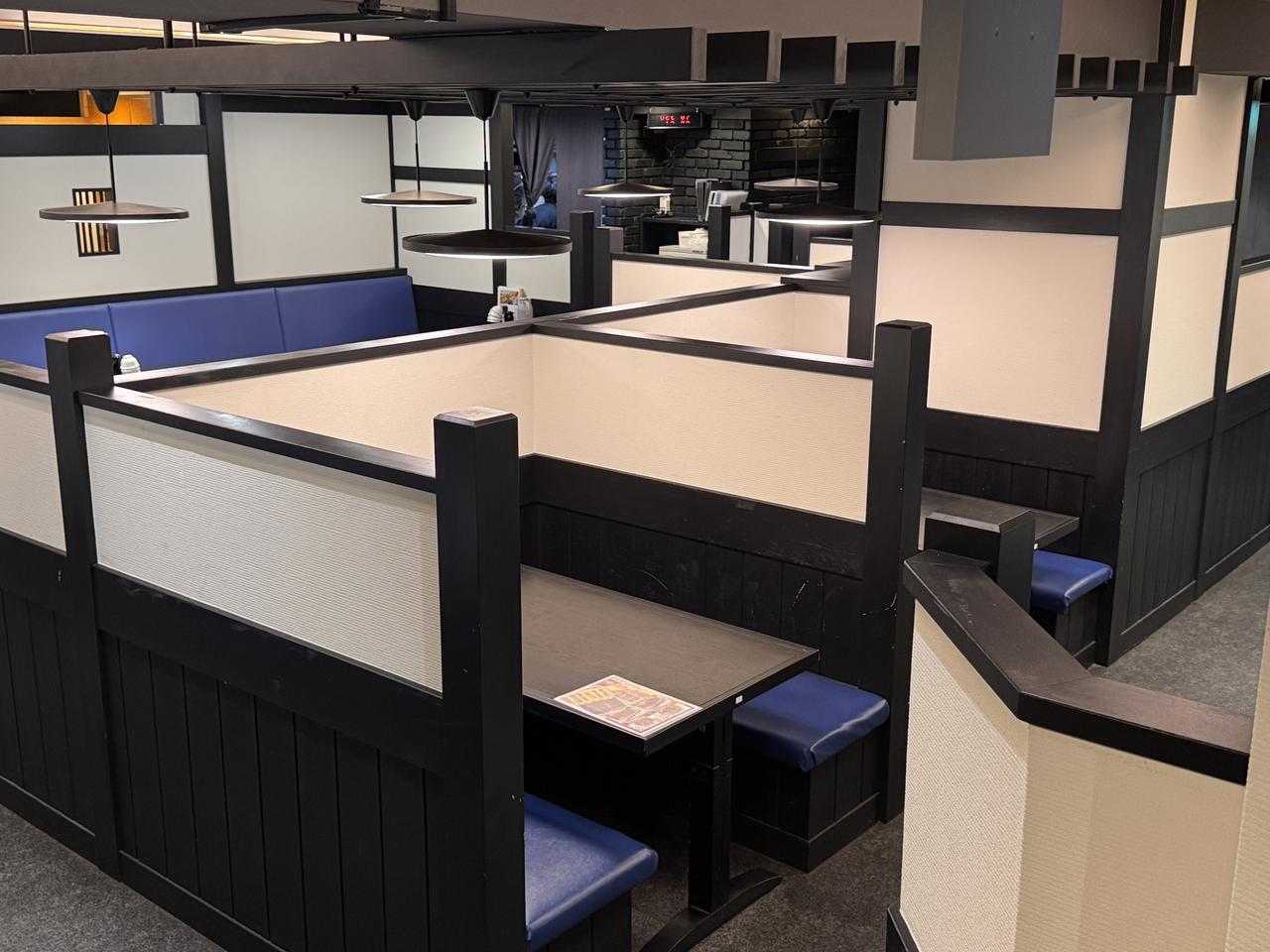 画像: 半個室のボックス席でほかのお客さんを気にすることなくゆっくり