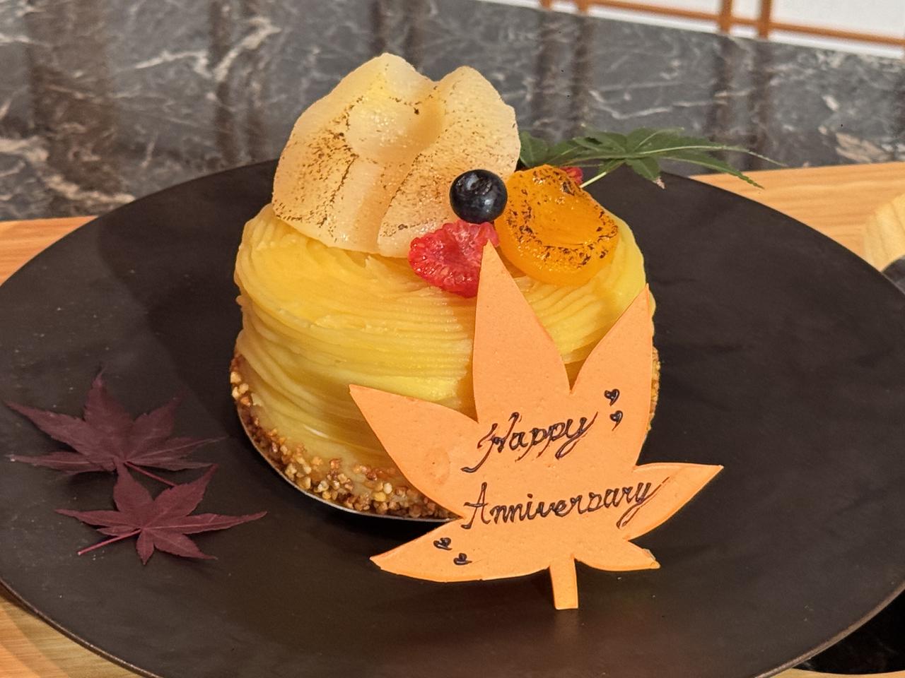 画像: ＜アニバーサリープレート＞ 記念日や誕生日など特別な日を演出するアニバーサリープレート。舟和の芋ようかんに使うお芋のペーストをケーキの周りにふんだんに絞った洋梨とキャラメルのショートケーキ。お芋の甘さとキャラメルのほろ苦さのバランスが良いケーキです。※2日前までのご予約制　※別途室内席プランのご予約が必要