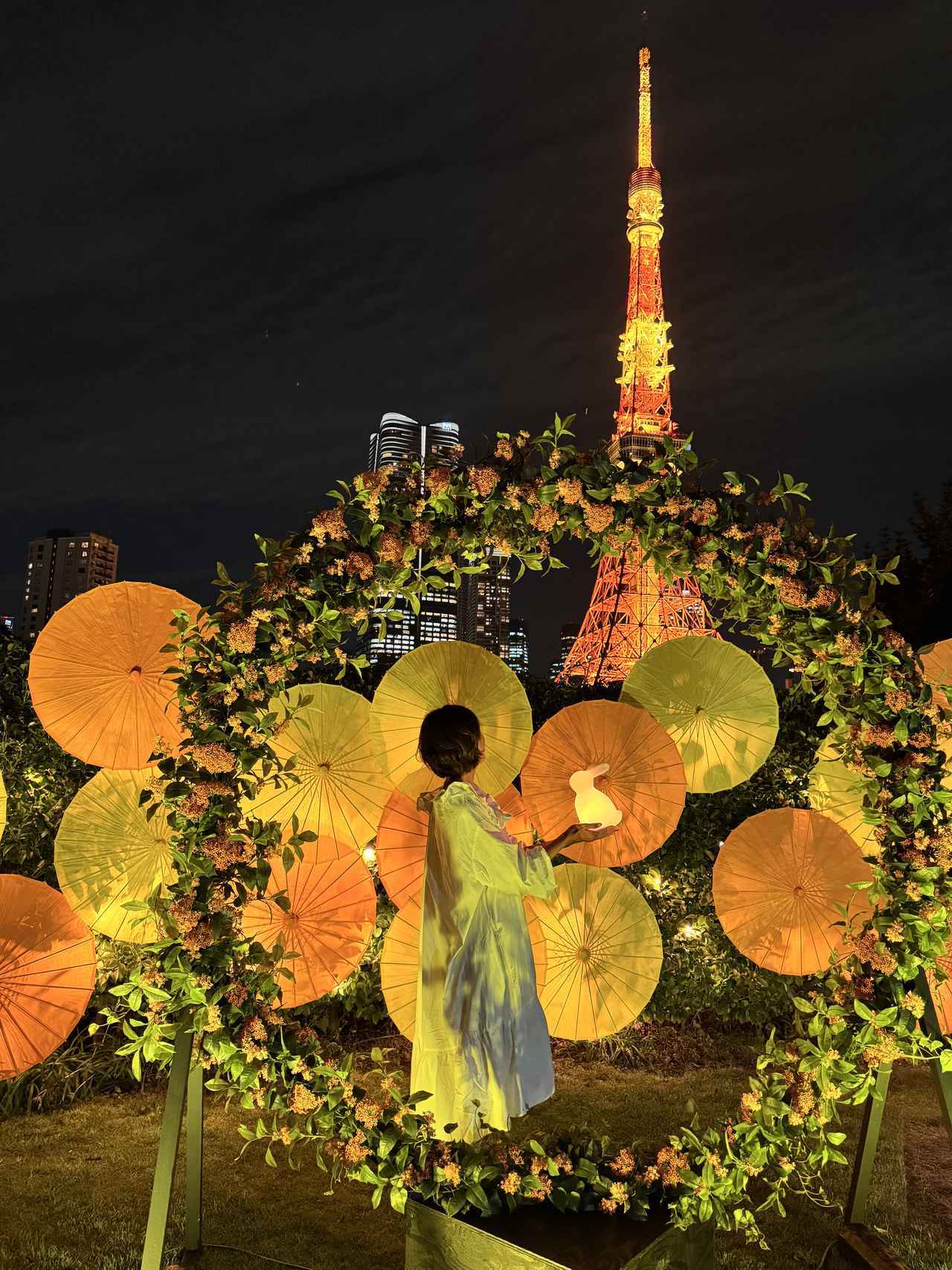 画像: 金木犀の香りと和傘が彩るフォトジェニックな庭園