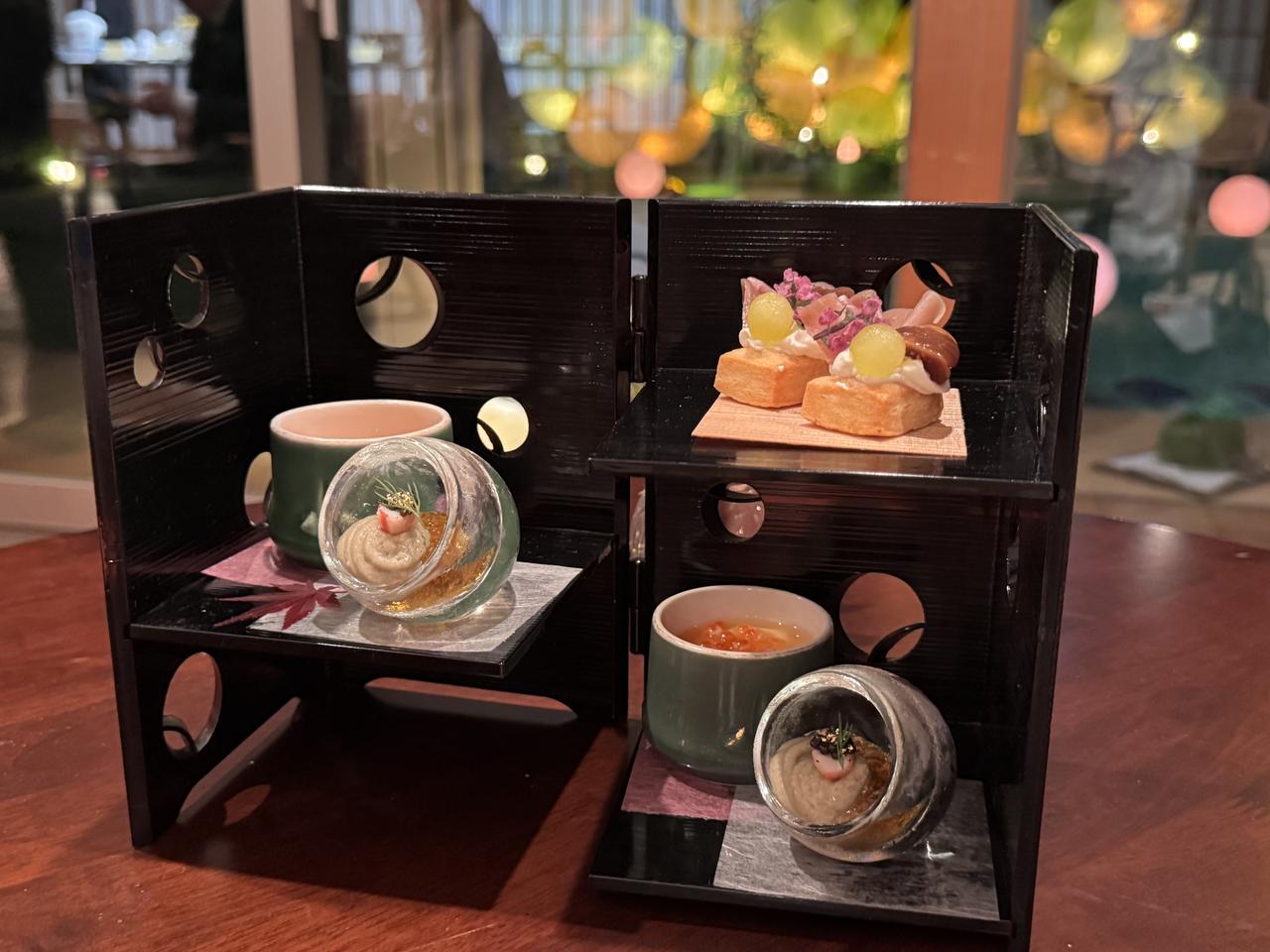 画像: 前菜の玉手箱 ・焼きナスのムース ズワイガニを添えて ・チーズサブレ 生ハム飾り ・冷製松茸入り小田巻蒸し イクラ添え