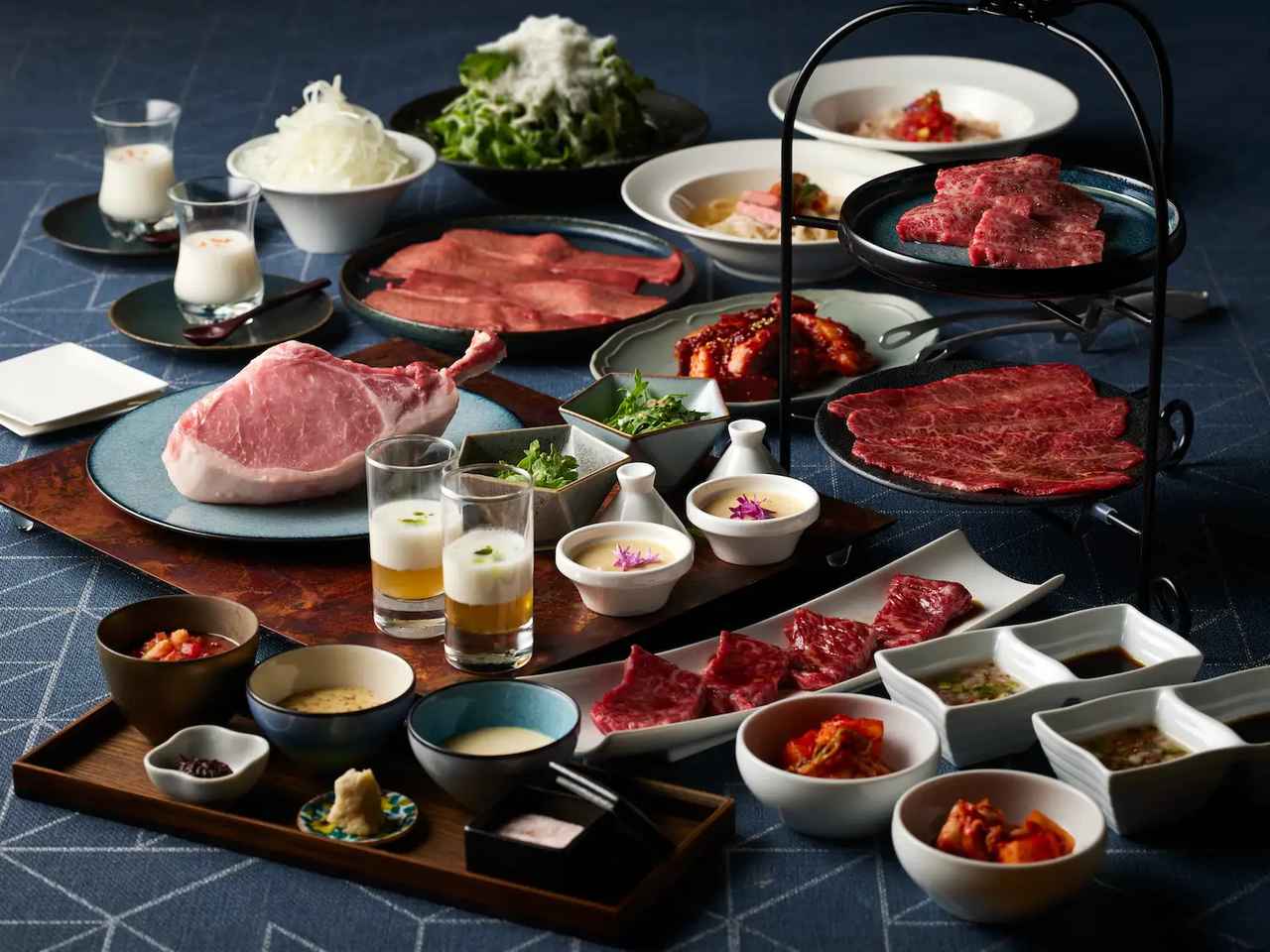 画像: CLASSICコース 4,500円(税込) CLASSICコース【五大ウィスキー飲み放題スタンダードプラン】7,000円(税込) 北海道産ブランドポークの豪快なトマホークステーキに加え、厳選した黒毛牛や国産牛ホルモンをバランスよく楽しめるカジュアルなコース。