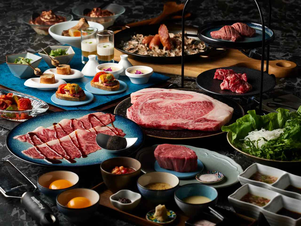 画像: SIGNATUREコース 10,000円(税込) SIGNATUREコース【五大ウィスキー飲み放題スタンダードプラン】12,500円(税込) 極厚にカットした黒毛牛シャトーブリアン、削りたてトリュフを贅沢にかける黒毛牛サーロインのすき焼きしゃぶ。看板商品の厚切り特選霜降り和牛リブロースや厚切りの熟成牛タン・熟成ハラミも揃えた、最高峰の焼肉コースです。お食事は冷麺やルーロー飯、NIKUGENパエリアなど多彩なラインナップから、デザートもこだわりの3種からお選びいただけます。上質なひとときを演出する、当店自慢の最上級コースです。