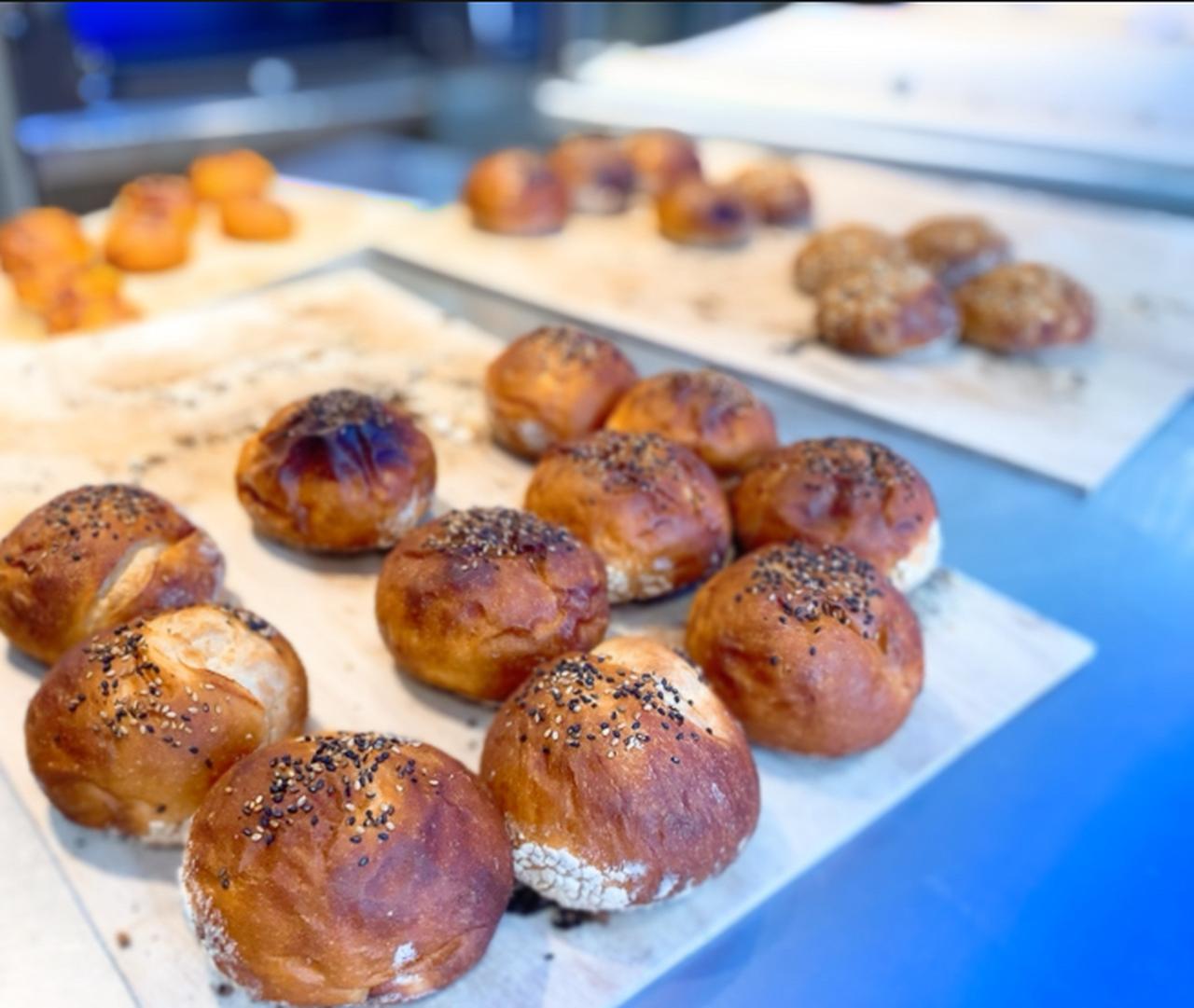 画像1: 【試食レポ】渋谷宮益坂にオープン!アマムダコタンが手掛ける初のバーガーショップ&やっぱり食べたいあのドーナツを一度に…!