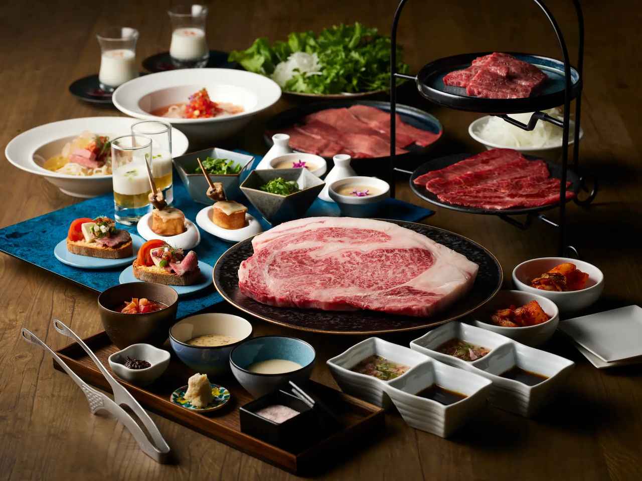 画像: GENERATIONコース 5,900円(税込) GENERATIONコース【五大ウィスキー飲み放題スタンダードプラン】8,400円(税込) 厚切りで仕立てた特選霜降り和牛リブロースをメインに、黒毛牛カルビやミスジ焼きしゃぶ、ねぎ塩牛タンなど多彩な部位を揃えた、当店のおすすめコース。前菜5種盛合せやキムチ、包み野菜も付いた充実内容で、焼肉の醍醐味を心ゆくまでご堪能いただけます。