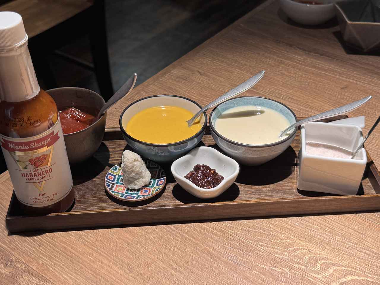 画像: 味変も楽しいオリジナルソース