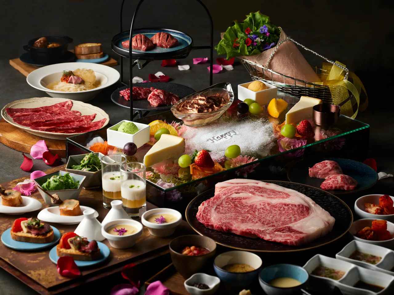 画像: SPECIALコース 7,500円(税込) SPECIALコース【五大ウィスキー飲み放題スタンダードプラン】10,000円(税込) 看板商品の厚切り特選霜降り和牛リブロースをはじめ、厚切り熟成牛タンや厚切り熟成ハラミ、黒毛牛ミスジ焼きしゃぶなど、多彩な部位を贅沢に味わえる特別コース。 包み野菜を彩るサラダブーケ、選べるお食事とスペシャルデザート盛合せまで揃え、充実したフルラインナップをご用意しました。