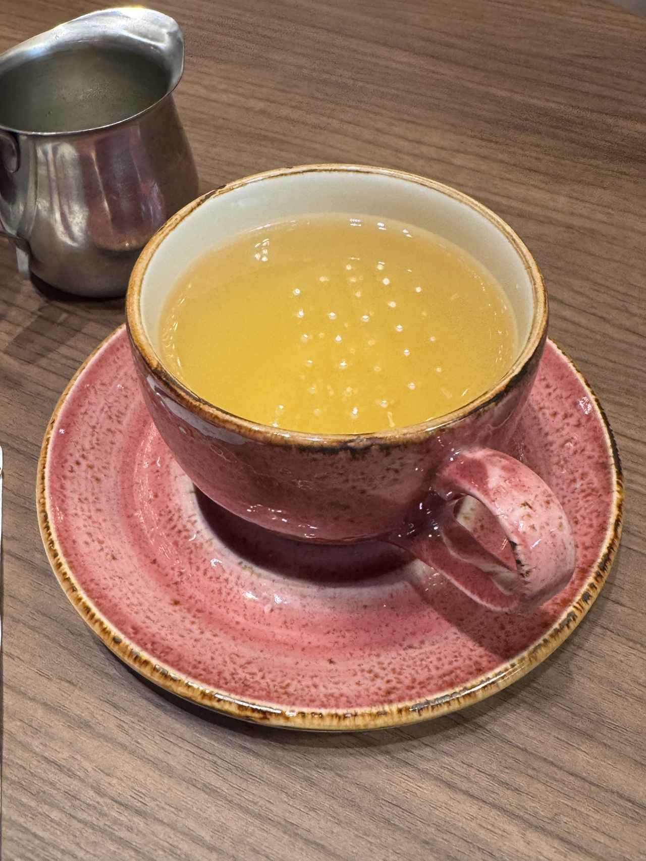 画像: オータムサン 天井の照明が映り込んで幻想的なビジュアルに