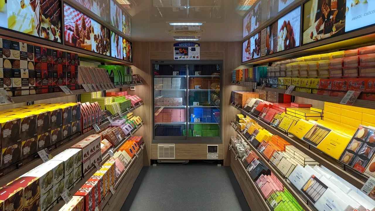 画像1: 移動販売車内