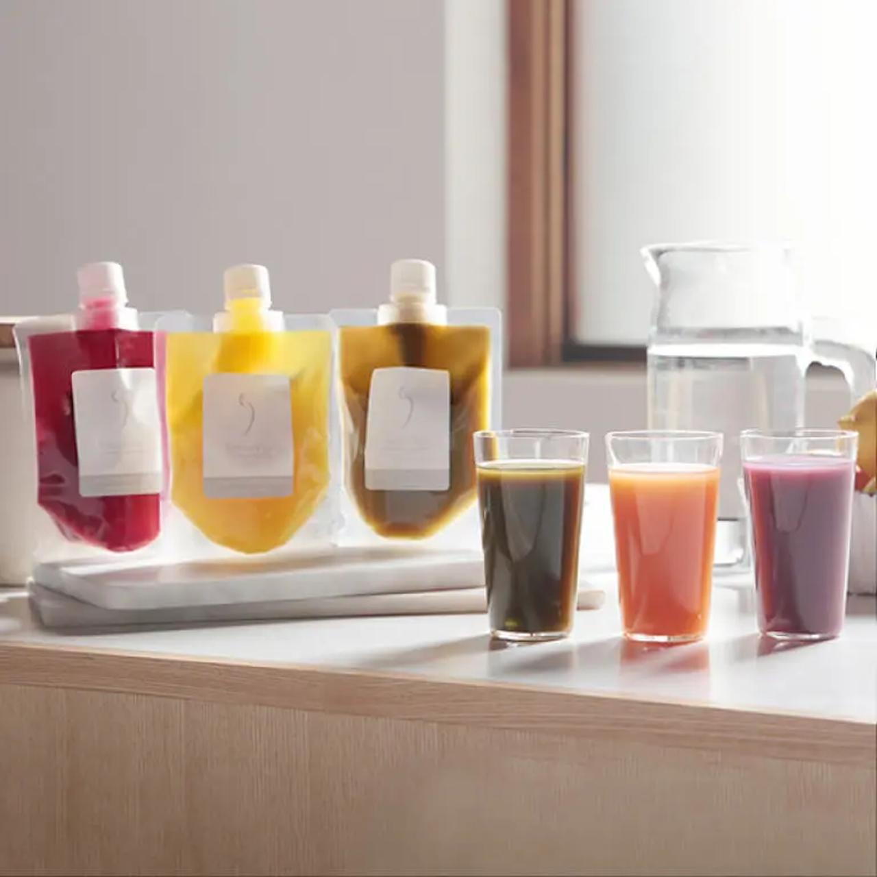 画像: コールドプレスジュース ファスティング専用に開発したコールドプレスジュース。水溶性食物繊維が善玉菌を助け、カラダの環境を整えます。5〜7種類の果物・野菜をたっぷり使い、酵素やビタミンなどの栄養素を壊さないよう、摩擦熱をかけずに抽出しました。フレッシュな美味しさが楽しめます。