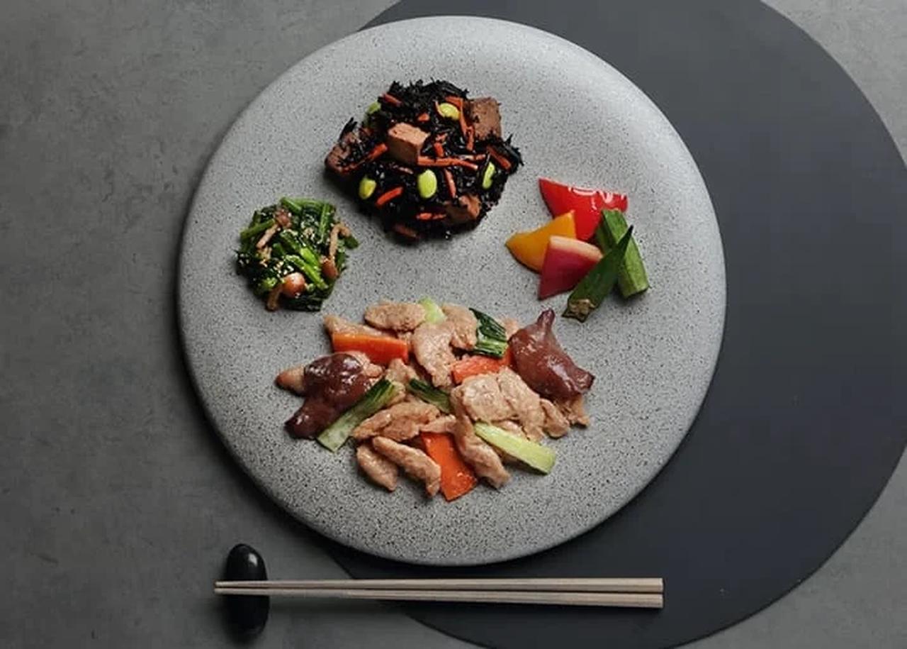 画像: プラントベースミール<和> 4種の味が愉しめるお食事。ひじきと高野豆腐の煮物、 パプリカとオクラの生姜煮、シメジとホウレンソウの ゴマきな粉和え、大豆ミートと野菜の五目あんかけ