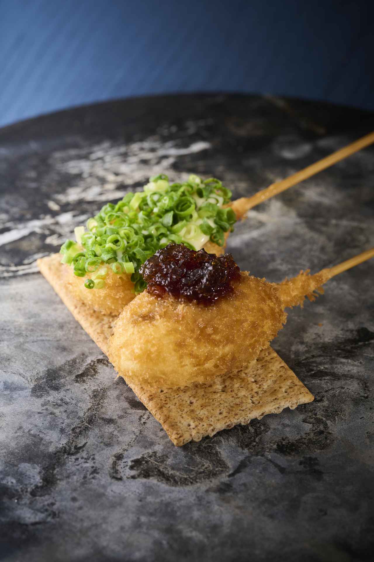 画像: 英国産ビーフ タンの自家製ガーリックマヨと刻みネギのせ・英国産ビーフ ハラミのポン酢ジュレのせ / 各 500円