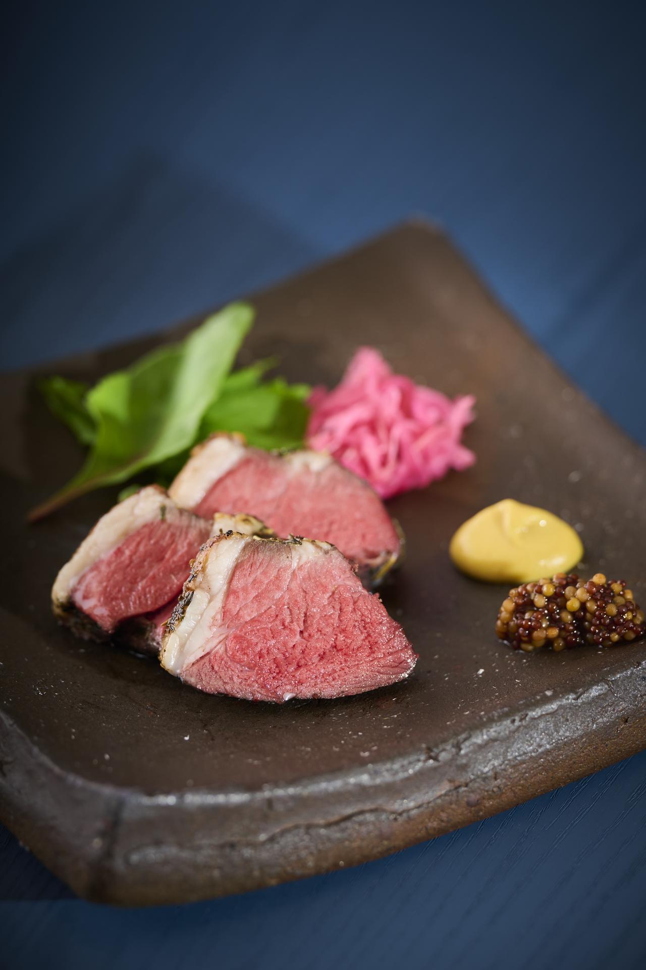 画像: 英国産仔羊 香草焼き / ¥15,000のディナーコース内の料理として提供