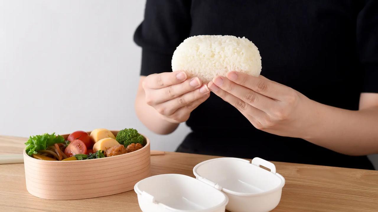 冷凍ご飯がほどけるおにぎりに♡炊き立ての美味しさを持ち運べる