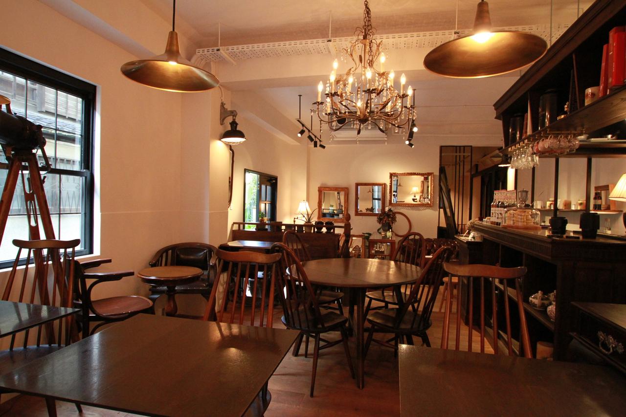 画像1: オトナ心をくすぐるシックなアンティーク空間