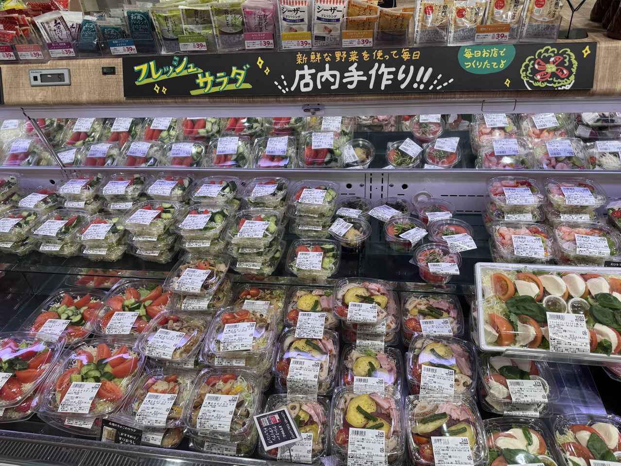 画像: 店内手作り!新鮮な野菜をつめたサラダコーナー