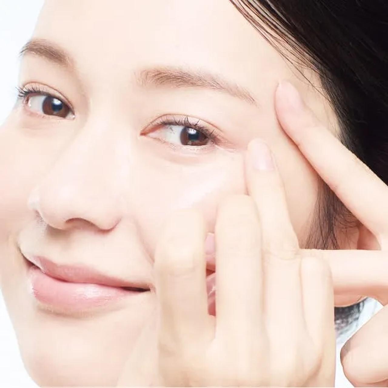 画像: 目尻は片手でシワの溝を広げながら、引き上げるようにぬります。なじませた後、こめかみを軽く プッシュし、最後に両手で目元を包み込むようにハンドプレスします。