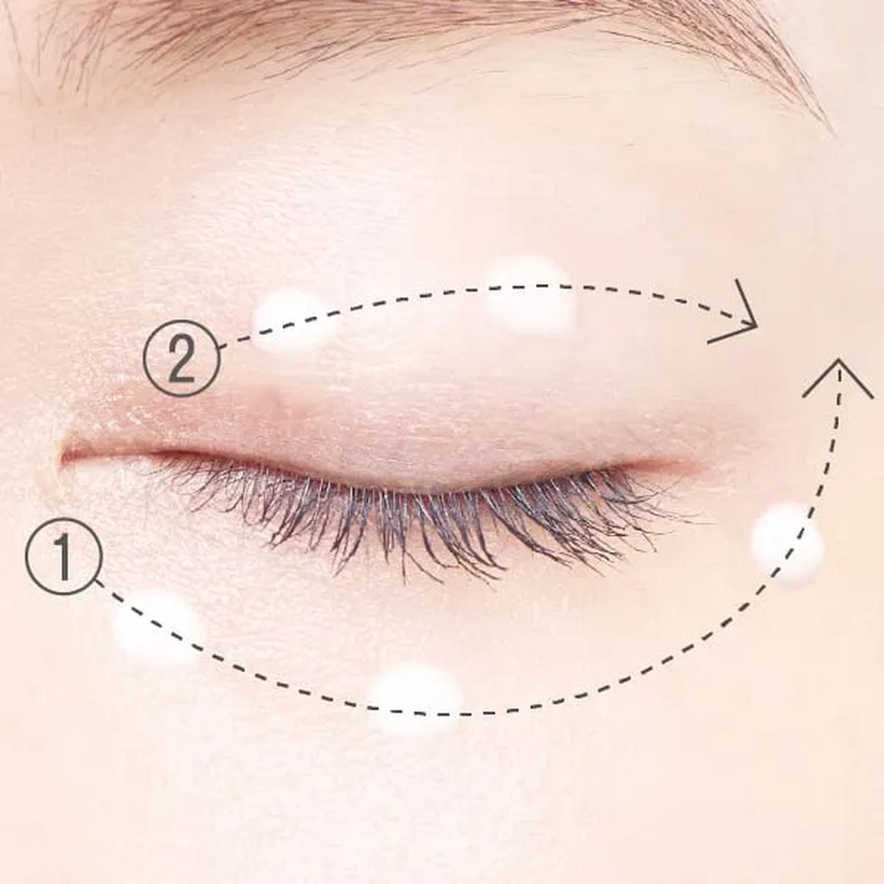 画像: スキンケア後、適量を手に取り、目回り５点に置き、・・の順にやさしくなじませます。ぬりムラを防ぎ、摩擦なくぬり広げられます。