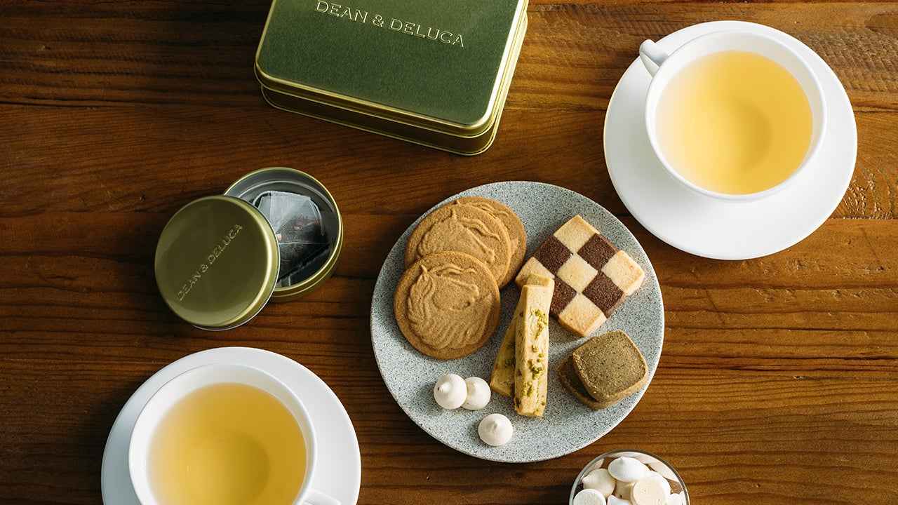 画像: 干支「午」モチーフのクッキー缶と華やかなブレンドティー