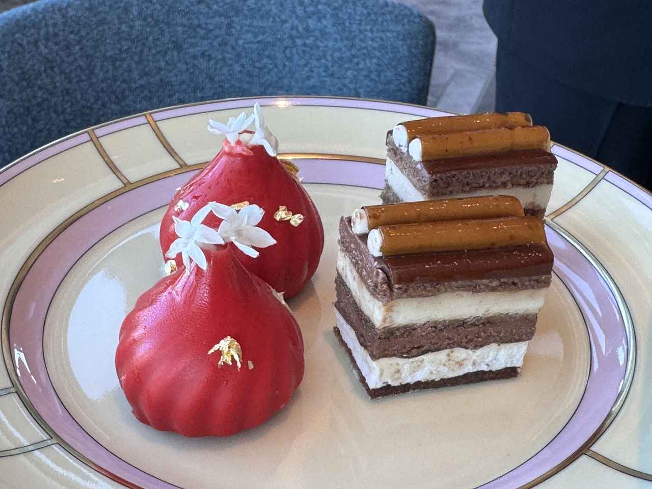 画像: ウォルドーフ・アストリア大阪のシグネチャー「レッドベルベットチーズケーキ」 大阪心斎橋の自家焙煎スペシャルティコーヒー専門店【LiLoCoffeeRoasters】のコーヒーを使用したコラボスイーツ「焼き栗のオペラ」