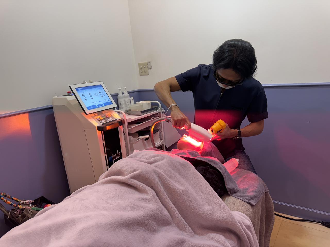 画像: 温度計片手に41度ぎりぎりを攻めて照射。