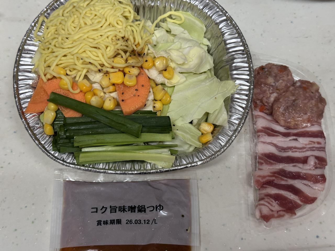 画像: 鍋つゆと200CCの水をいれて10~15分、このまま、火にかけて加熱するだけで完成