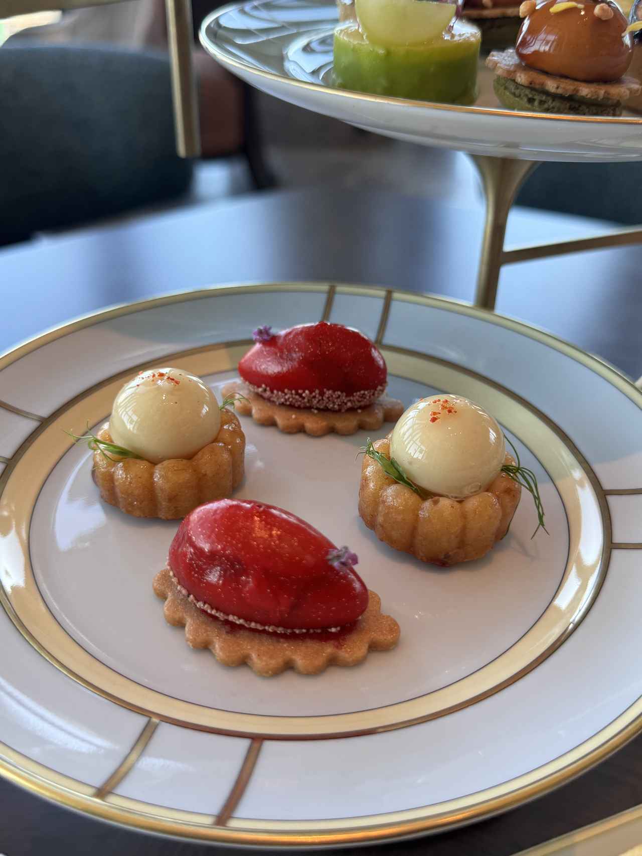 画像: 赤色のスイーツ「焼き芋のボンボン」蜜香屋のさつまいも×フォアグラ×りんご 大阪 中崎町の昔ながらの商店街にある焼き芋屋さんとのコラボ 白いセイボリー「ズワイ蟹のマドレーヌ」 ズワイガニの旨味を生かしたマドレーヌにアメリケーヌソースとカリフラワーが調和