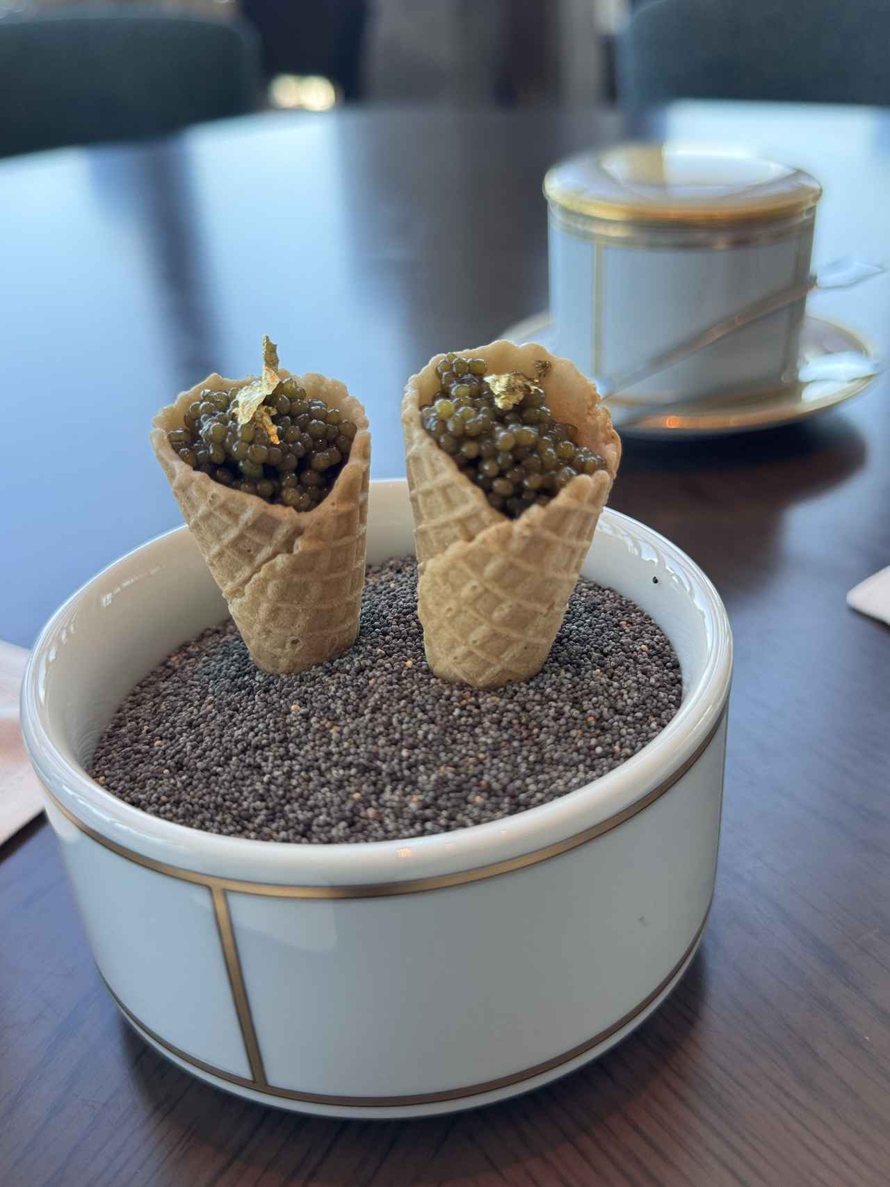 画像: 「WAオシェトラキャビアのコルネ」 自家製キャビアぎっしり!ライムの粒とサワークリームの塩味が融合!