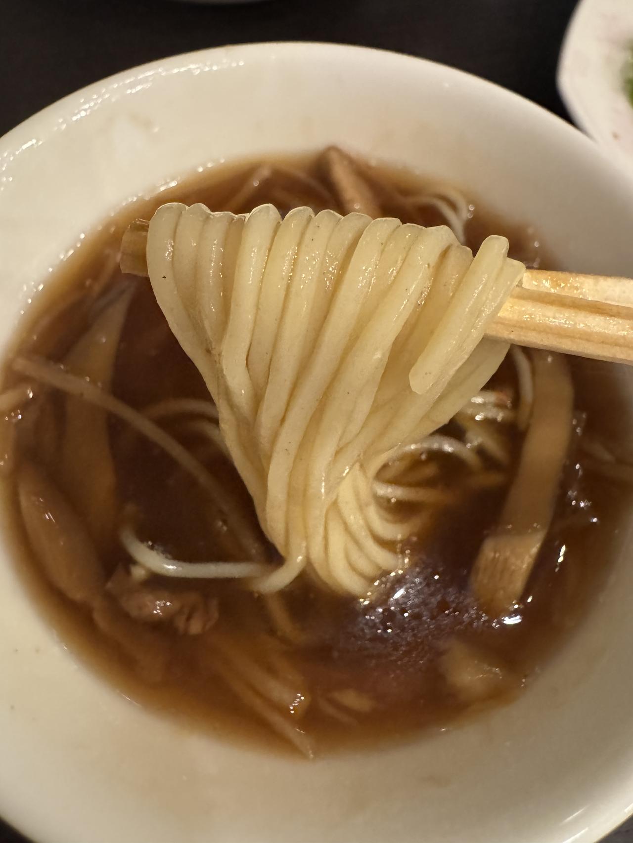画像: 干し椎茸と筍のスープに自家製麻辣と麺をいれて麻辣湯麺に。