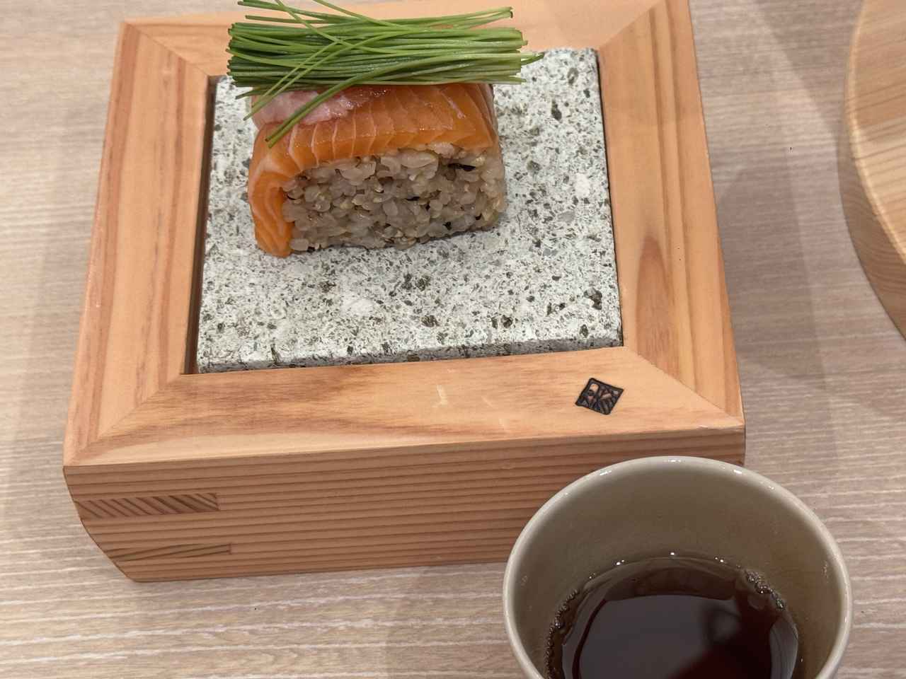 画像: ■お食事 サーモン玄米押し寿司