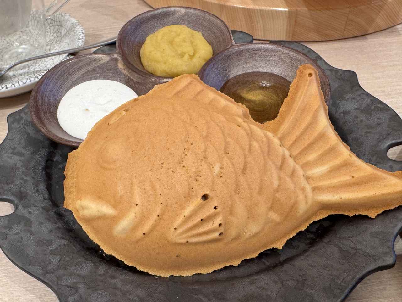 画像: ■玄米粉のスコーンたい焼き (豆乳ホイップ、銀座はちみつ、栗さつまいもペースト)