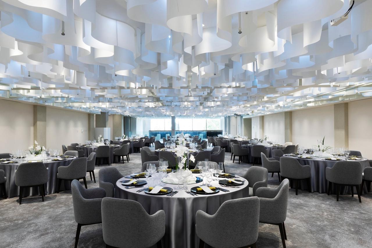 画像: 【概要】 ・BAR ：約73㎡ ・会場 ：約520㎡／収容人数　着席(円卓) 256名、立食 300名 ・天井高 ：3.0m