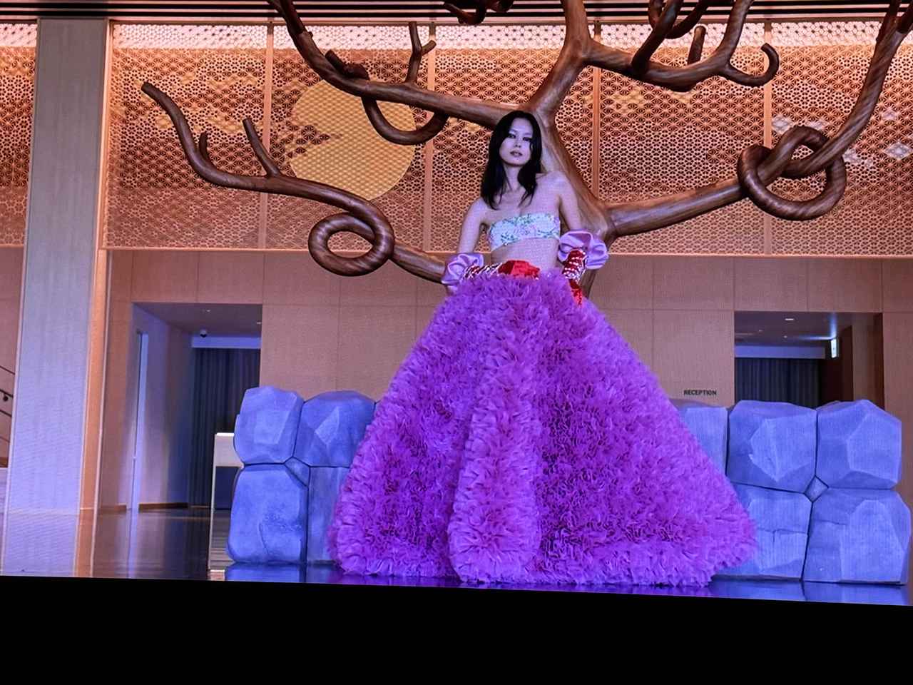 画像9: 八芳園でのみ着用可能♡唯一無二の祝福を纏う【TOMO KOIZUMI × KOTOHOGI】特別なウエディングドレスが誕生