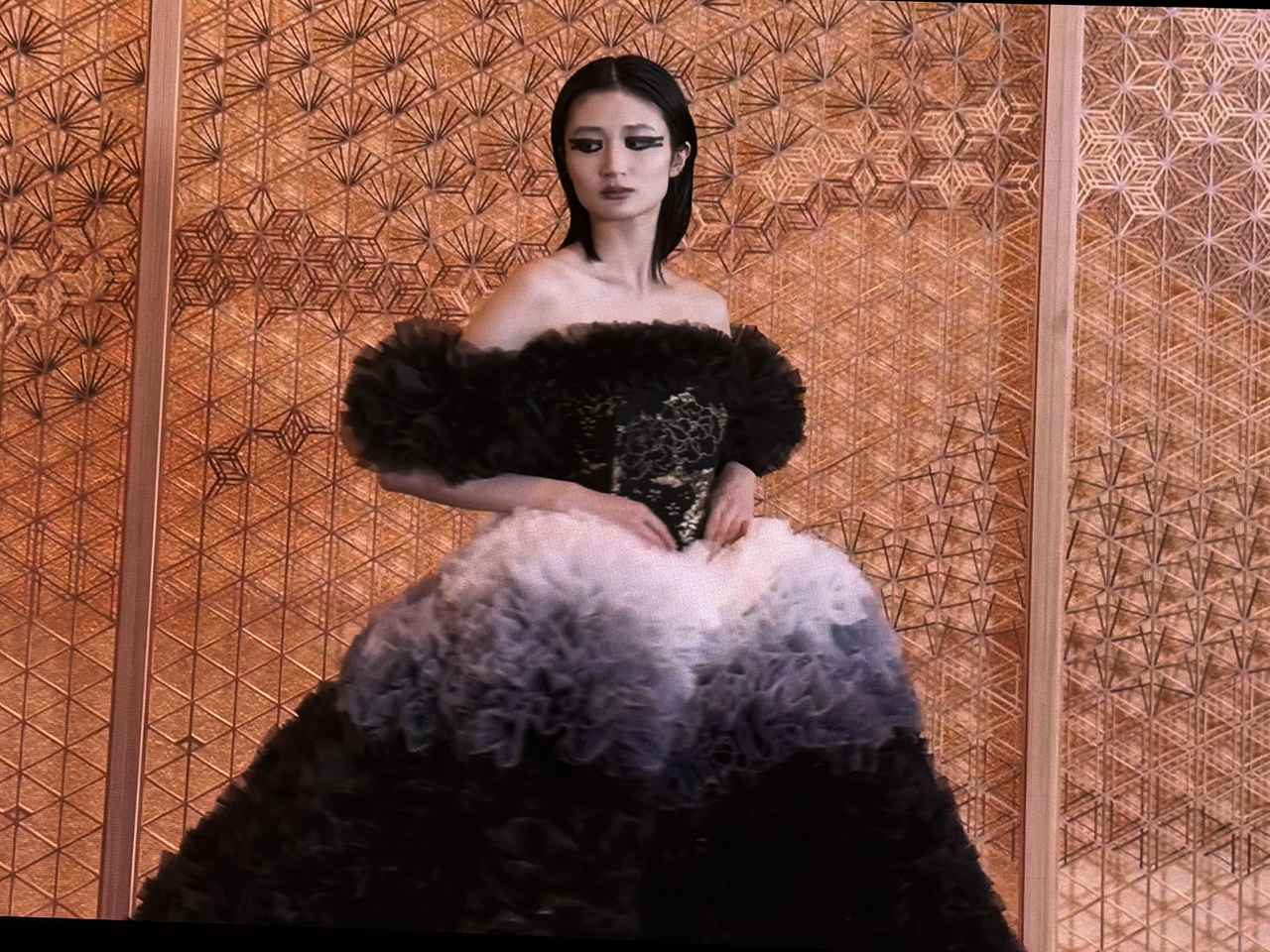 画像2: 八芳園でのみ着用可能♡唯一無二の祝福を纏う【TOMO KOIZUMI × KOTOHOGI】特別なウエディングドレスが誕生