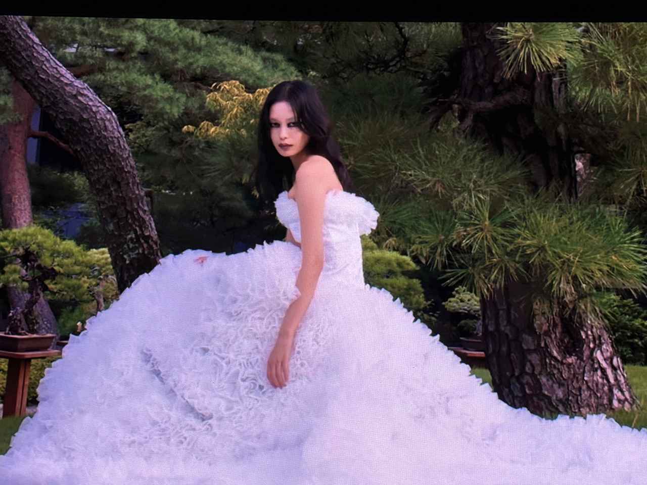 画像1: 八芳園でのみ着用可能♡唯一無二の祝福を纏う【TOMO KOIZUMI × KOTOHOGI】特別なウエディングドレスが誕生