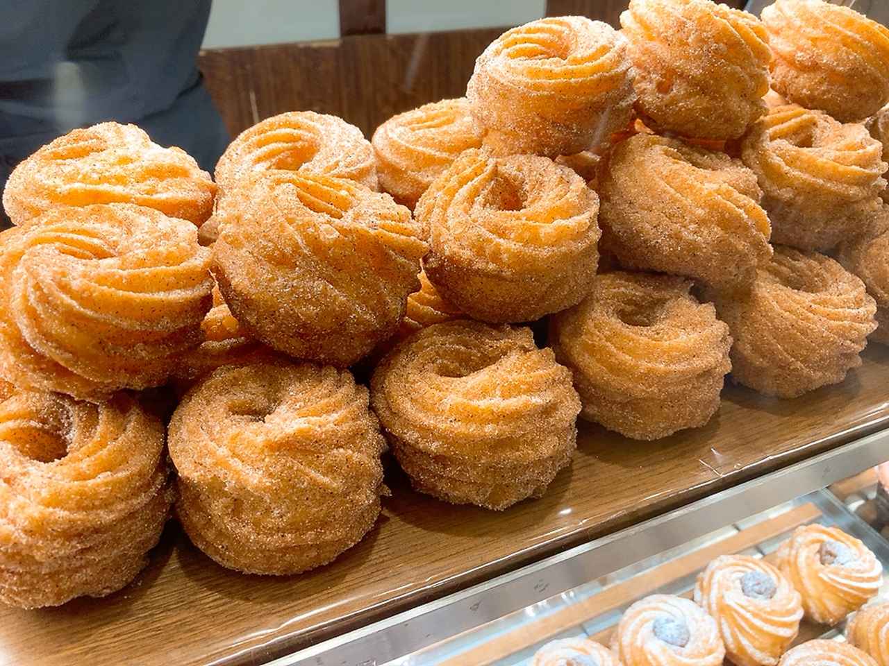 画像: 店頭には次々と揚げたてが。