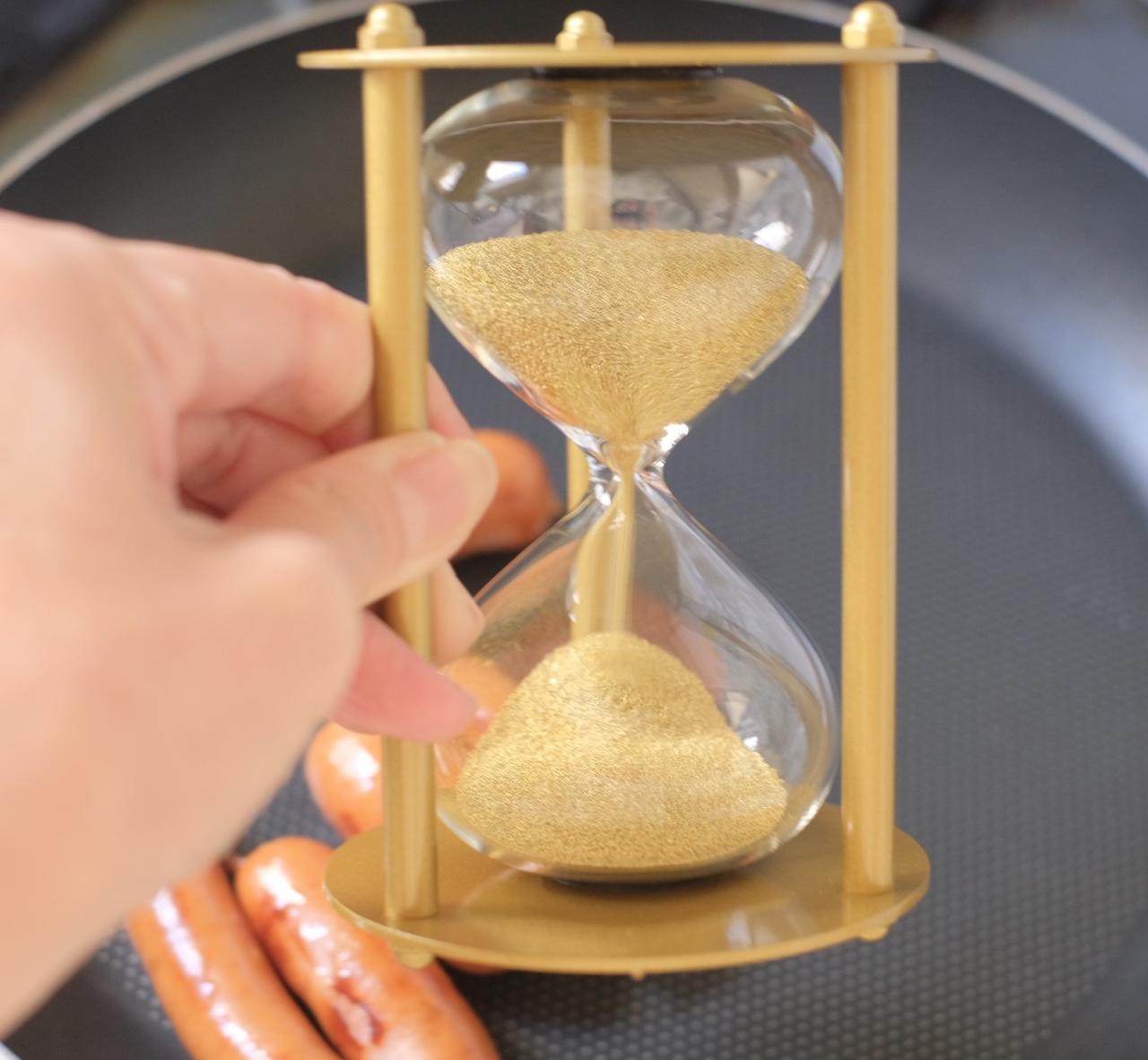 画像: ここで黄金の砂時計登場♪♪1分肉汁をコーティングしていきます！