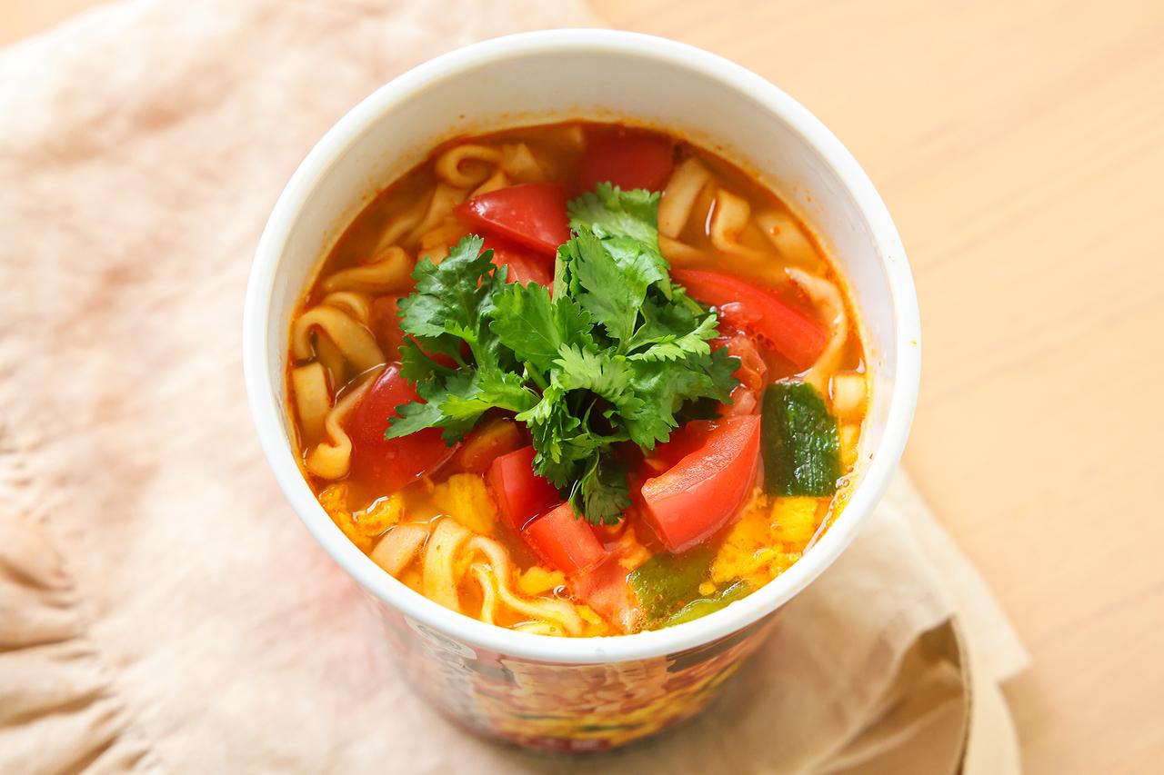 画像1: ●アレンジレシピ②「ファミマル あさりとキムチ味 チゲうどん」×「エスニック風」で「トマトとパクチーのチゲうどん」