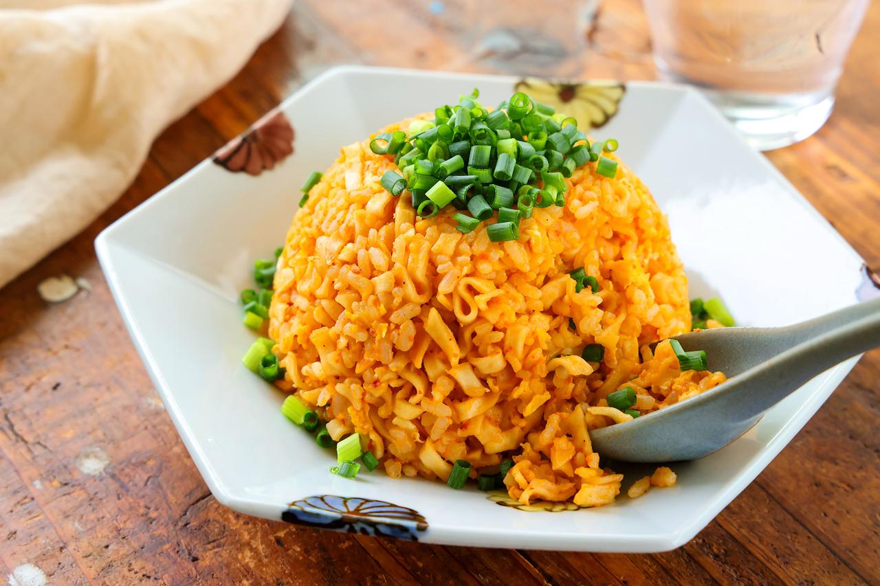 画像1: ●アレンジレシピ①「ファミマル あさりとキムチ味 チゲうどん」×「炒飯」で「やみつきチゲうどん炒飯」