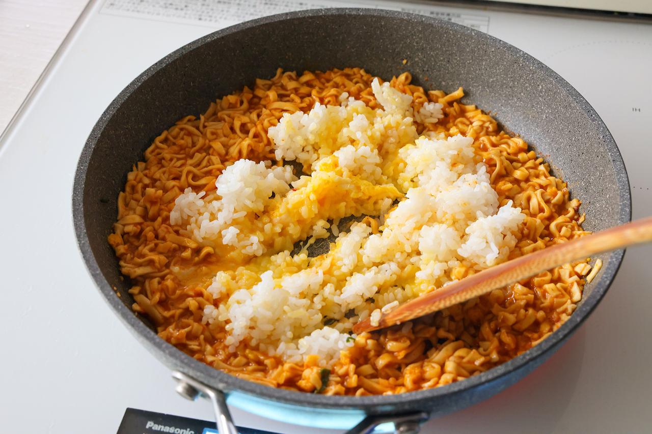 画像4: ●アレンジレシピ①「ファミマル あさりとキムチ味 チゲうどん」×「炒飯」で「やみつきチゲうどん炒飯」