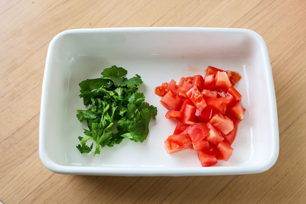 画像2: ●アレンジレシピ②「ファミマル あさりとキムチ味 チゲうどん」×「エスニック風」で「トマトとパクチーのチゲうどん」