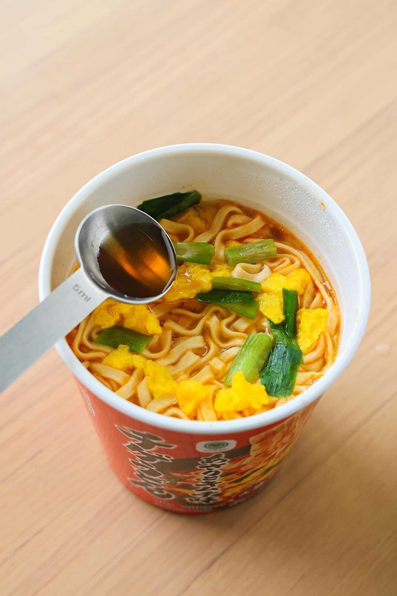 画像4: ●アレンジレシピ②「ファミマル あさりとキムチ味 チゲうどん」×「エスニック風」で「トマトとパクチーのチゲうどん」