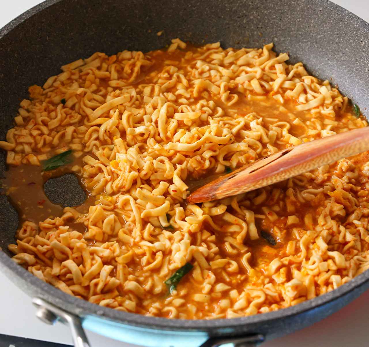 画像3: ●アレンジレシピ①「ファミマル あさりとキムチ味 チゲうどん」×「炒飯」で「やみつきチゲうどん炒飯」