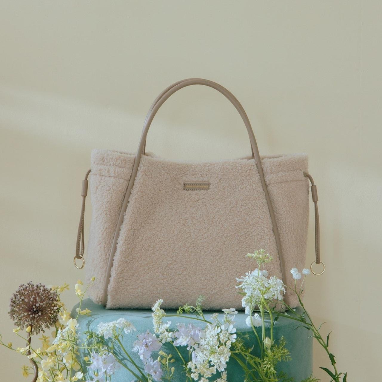 画像: 秋冬の装いを引き立てるボア素材バッグ