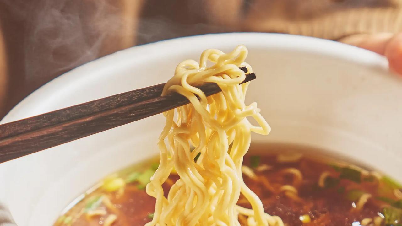 画像: これがカップラーメン!? カロリーも塩分も罪悪感を軽減。 "おいしさと健康”の共存。