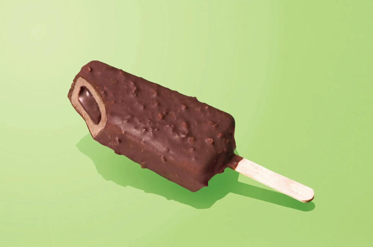 画像8: え、まだ食べてない?!「ファミマがチョコだらけ!」
パワーアップした、ひとくちで3度楽しめる絶品スイーツを実食♡