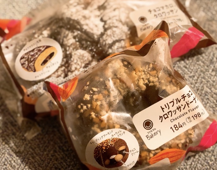 画像7: え、まだ食べてない?!「ファミマがチョコだらけ!」
パワーアップした、ひとくちで3度楽しめる絶品スイーツを実食♡