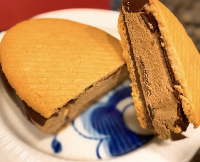 画像6: え、まだ食べてない?!「ファミマがチョコだらけ!」
パワーアップした、ひとくちで3度楽しめる絶品スイーツを実食♡