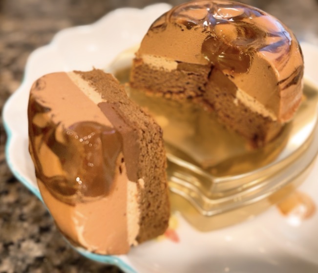 画像4: え、まだ食べてない?!「ファミマがチョコだらけ!」
パワーアップした、ひとくちで3度楽しめる絶品スイーツを実食♡